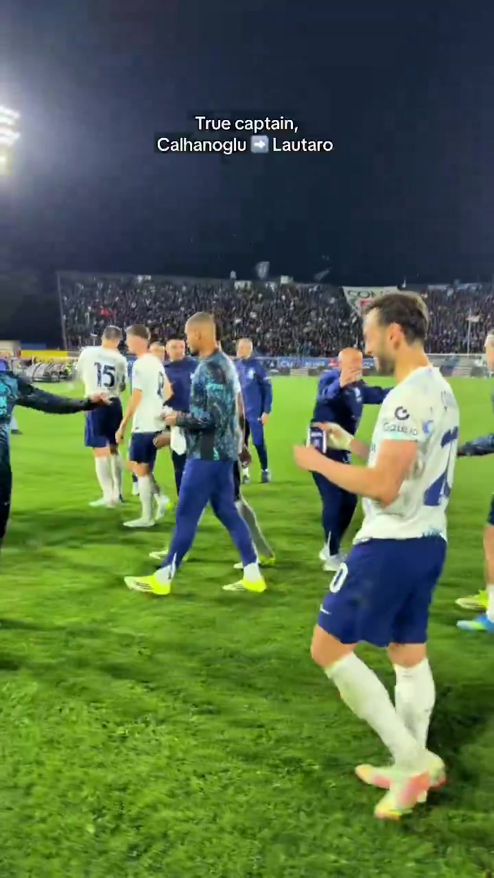 开云体育APP-恰尔汗奥卢赛后与劳塔罗拥抱庆祝，并给后者戴上队长袖标