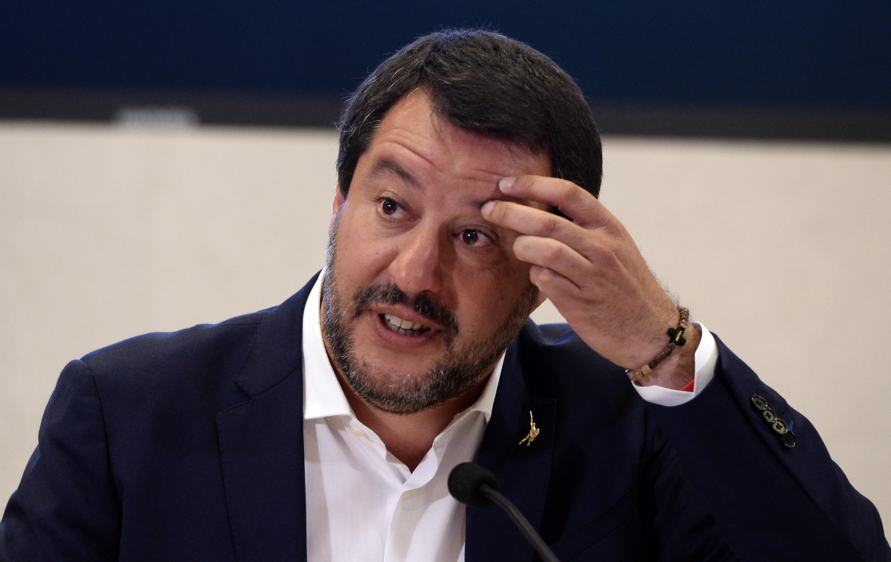 开云体育平台-意大利副总理：希望足协主席选举有新面孔，我在圣西罗嘘米兰全队